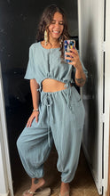 Cargar imagen en el visor de la galería, Blusa cielo corta
